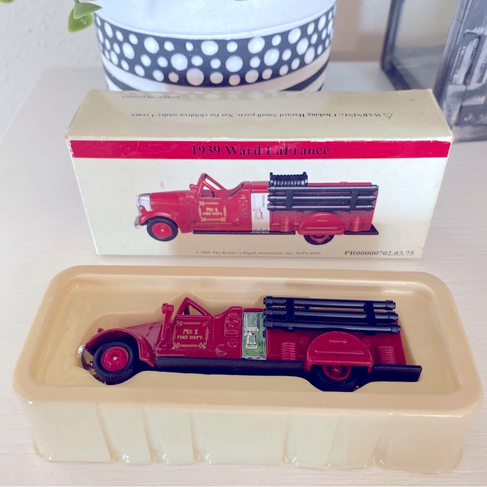 Reader's Digest Diecast 1939 Ward LaFrance Fire tuck 1:64 2001 Model